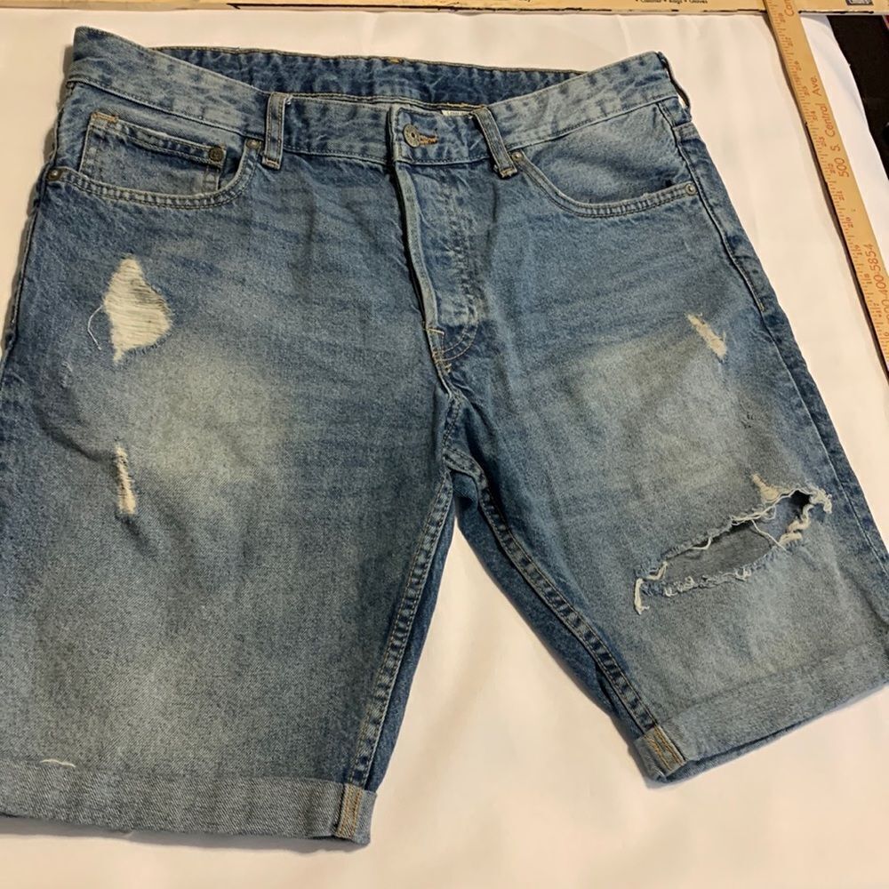 H&M Size 34 Men’s cuffed distressed shorts